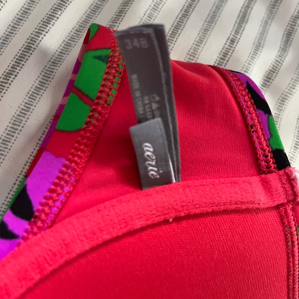 𝘼𝙚𝙧𝙞𝙚 𝙗𝙖𝙩𝙝𝙞𝙣𝙜 𝙨𝙪𝙞𝙩 𝙩𝙤𝙥 - Picture 3 of 3